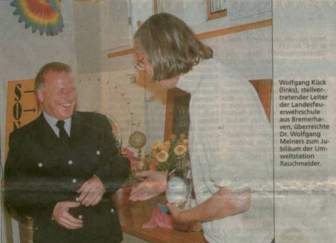 Wolfgang Kück überreicht Rauchmelder